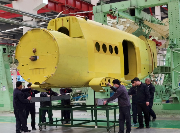 運五B滅火型取證機機身裝配實現(xiàn)下架_副本